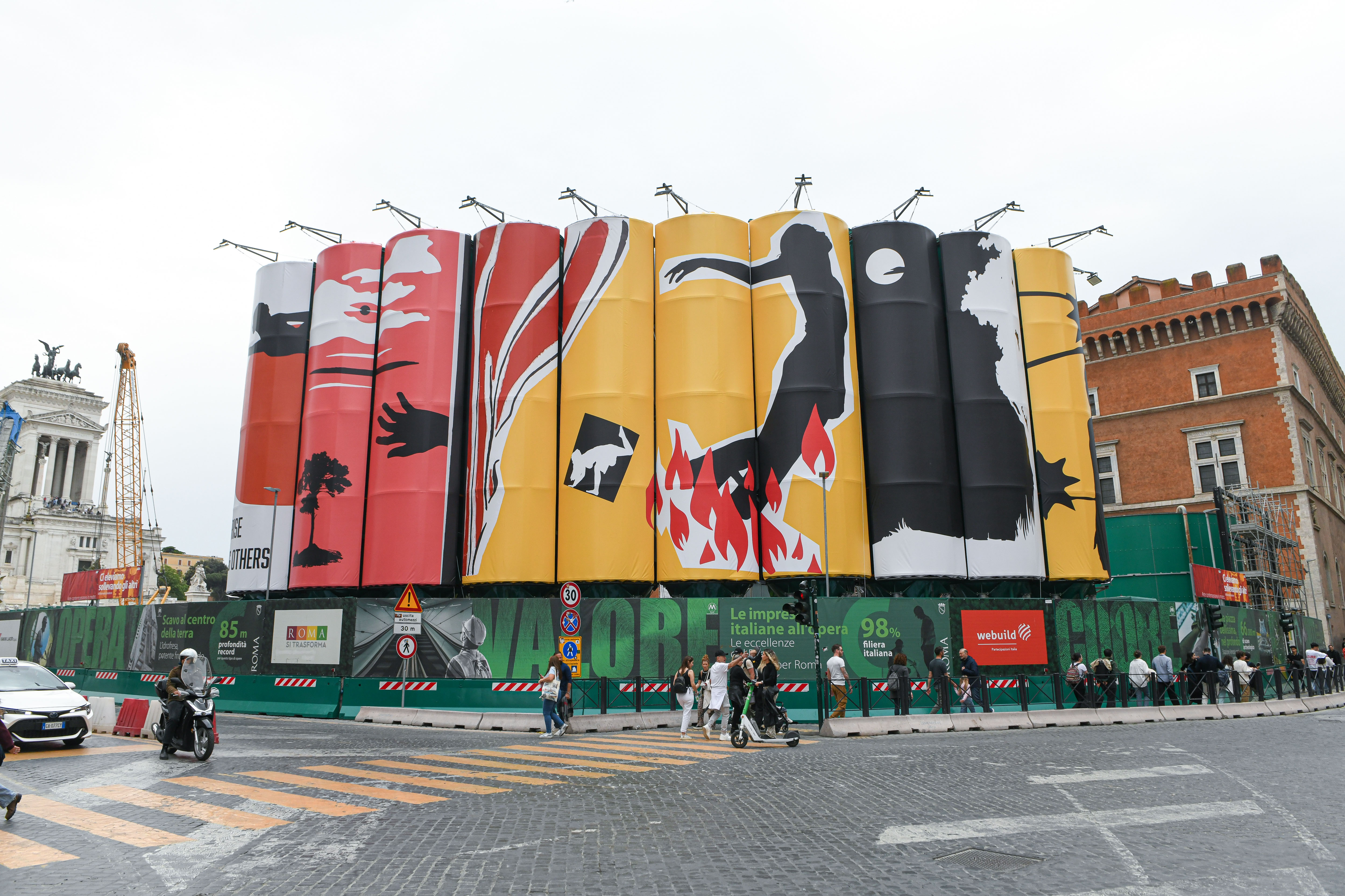 Metro C: nuova opera per il cantiere della linea C in Piazza Venezia con il progetto “MURALES Arte contemporanea in metro”